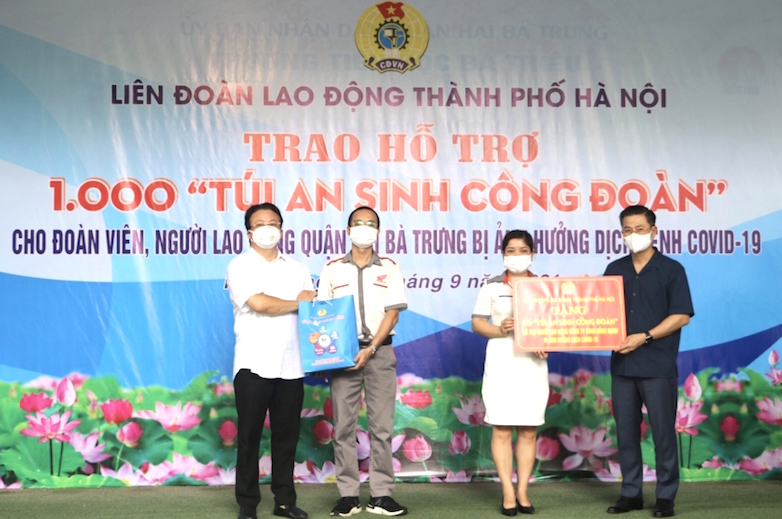 Tiếp tục trao 1 500 “Túi An sinh Công đoàn” cho người lao động Thủ đô